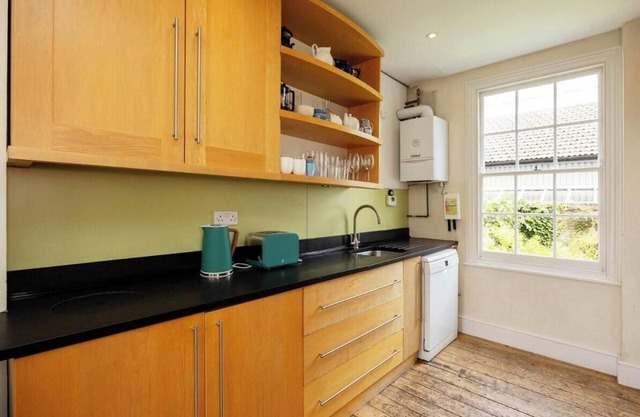"Stylish Shoreditch Townhouse: Light-Filled, Vibrant Design, Central Location