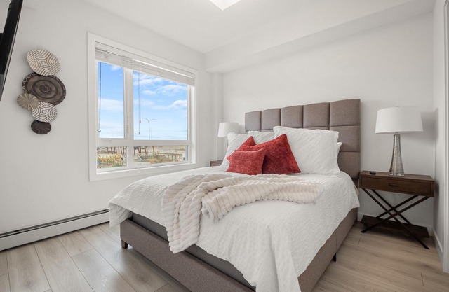 Stylish & Sleek Condo with 24/7 GYM, FREE Parking and Close to Airport!