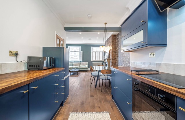 Stylish & Spacious City Apartment (Sleeps 6)
