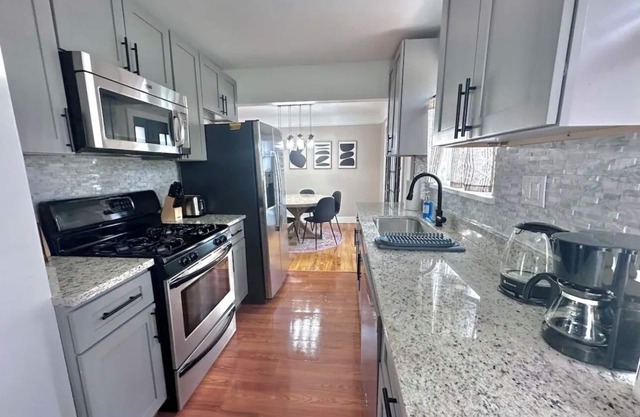 Stylish, Spacious, 4 TV's, Game Room w/ Bar and Lounge Area