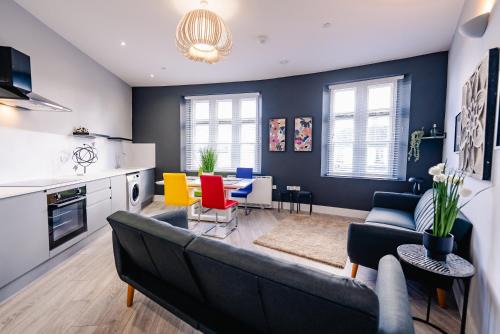 STYLISH SPACIOUS 2-BED & High Ceiling