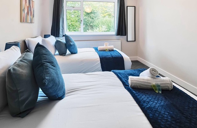 Spacious and Modern House with Parking, Netflix, Pet-friendly Garden & Workspace