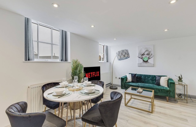 Stylish stay Ware town + parking