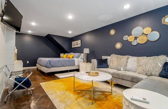 Stylish studio, steps to Oaklawn