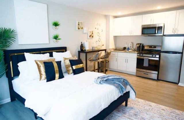 Modern Studio with Free Parking -Walk to Metro