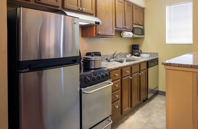 Stylish Suites With Kitchen, Pool, Short Drive To Echo Canyon Recreation!