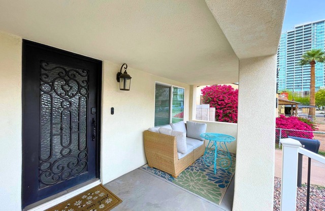 Tempe Downtown HOUSE! 3 blocks to Mill Ave., Enclosed Yard, BBQ, Pet Friendly.