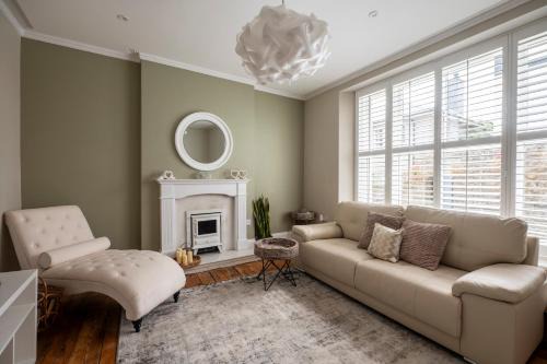 Stylish Tenby Townhouse, Steps from the Beach