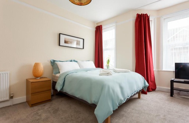 Stylish Town Centre Apartment Close to Beach and Shops