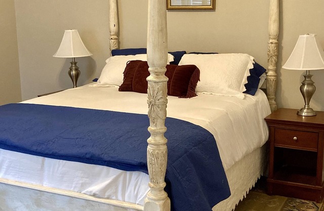 Stylish Townhome near Rest's, Shopping