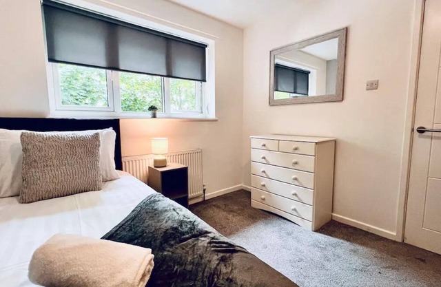 Stylish Townhouse With Free Parking in Liverpool