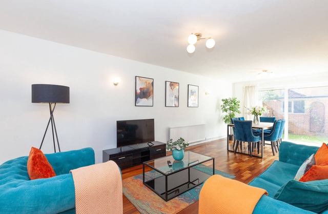 Stylish Townhouse with parking for 2!