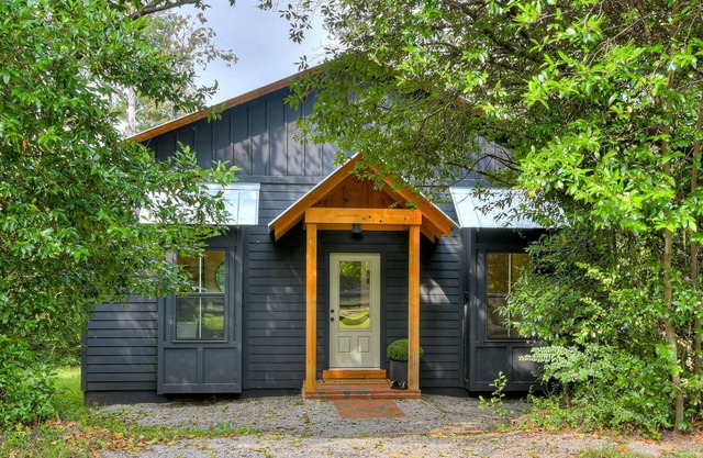 Stylish & Tranquil Cottage just minutes from downtown Aiken and Bruce's Field.