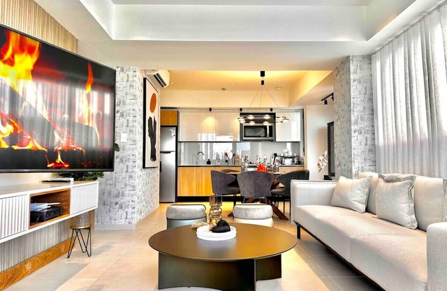 Stylish Upscale Apt with Pool
