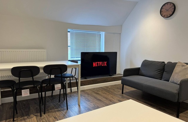 Stylish uxbridge 3 bed flat