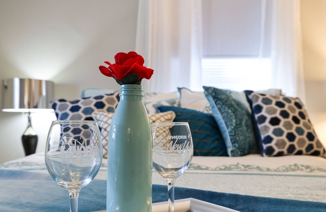 Stylish Victorian Oasis~5* Location, 3 Queen Beds
