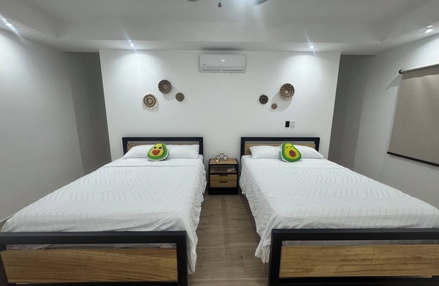 Stylish Villa: 4 queen+2 double beds, 20 mins from airport and 8 mins from beach