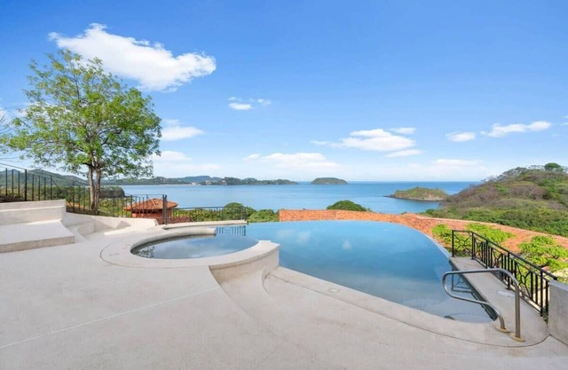 3-BD Ocean-View Condo, Walk to Beach