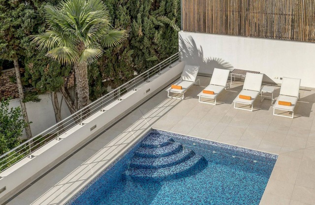 Elegante villa con amplia terraza.