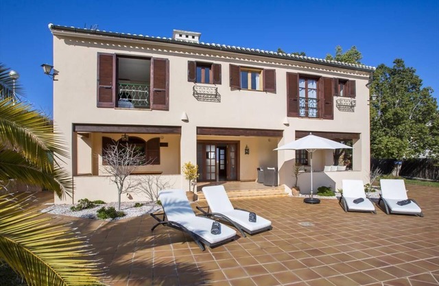 Villa de style avec grande piscine sur jardin méditerranéen