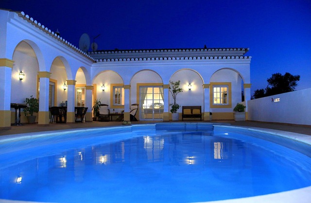 villa avec piscine prés des belles plages et port de plaisance