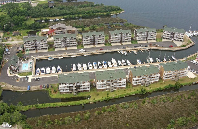 Stylish Waterfront/Marina Condo