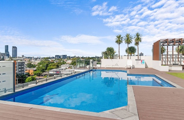 2BR West End Apartment with Pool, BBQ and Parking
