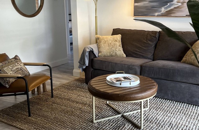 Stylish1960 Florida home with easy access to the sand and big city PET friendly