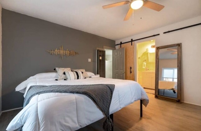 Stylishly Small House @Nob Hill/UNM Area /King Bed