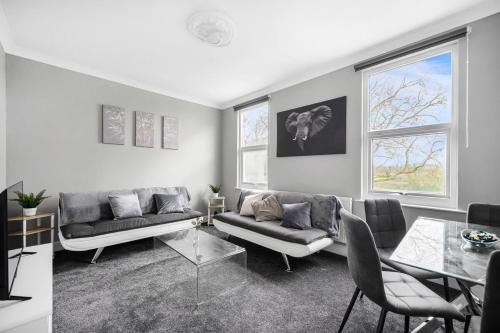 Stylist and Cosy 2 bed Apartment LongStay Parking Sleeps 4 WiFi