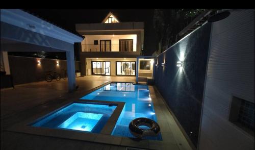 Suítes em casa moderna com piscina - Ilha de Guaratiba RJ