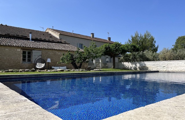 Sublime mas provençal de caractère rénové avec une grande piscine