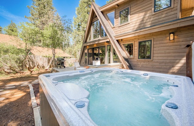 Sugar Pine - Contemporain 3 BR West Cabin w / NOUVEAU Hot Tub!