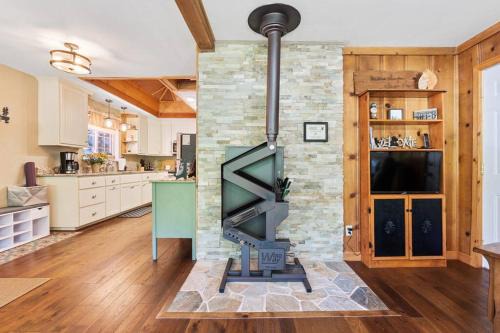 Sugar Pine cabin in the woods King bed Fire pit