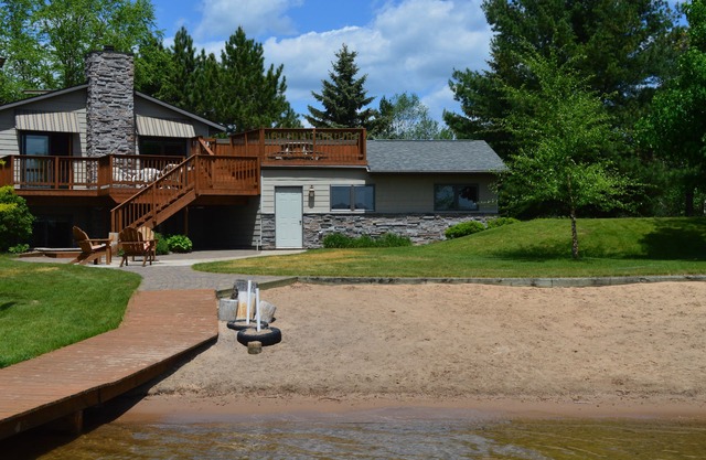 Plage de sable de sucre sur un lac cristallin, maison de 4 chambres avec cheminée