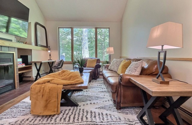 SugarBear Pool, Hot Tub, 2 En Suite BRs, FirePlace