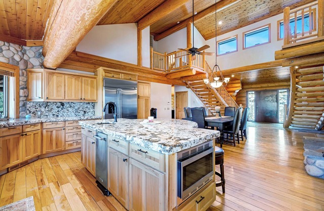 Sugarloaf Ranch-Beautiful Log Cabin with mountain views!