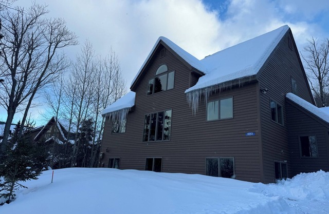 Sur la montagne! Skiez sur la clairière privée au large de West Mountain jusqu'à votre porte arrière!