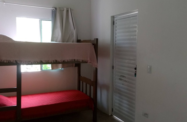 Suite avec 02 chambres à coucher, salle de bains et cuisine, ustensiles domestiques