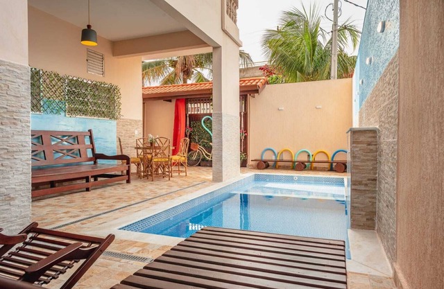 Suite 1 with air conditioning, swimming pool and close to the sea.