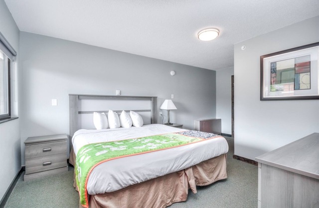 Suite 113 - 1BR with King Bed and Kitchen on Ground Floor