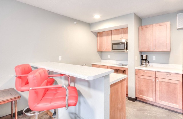 Suite 116 - 1BR Apartment with King Bed and Kitchen on Ground Floor