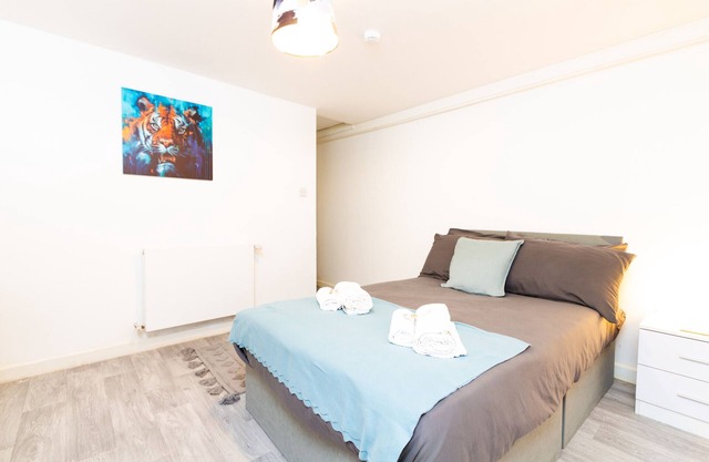 Suite 2: Stylish Private Room in a Shared House
