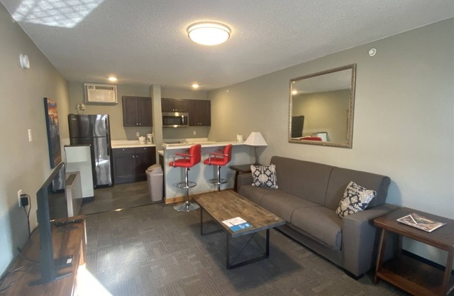 Suite 212 - 1BR with 1 Bed and Kitchen
