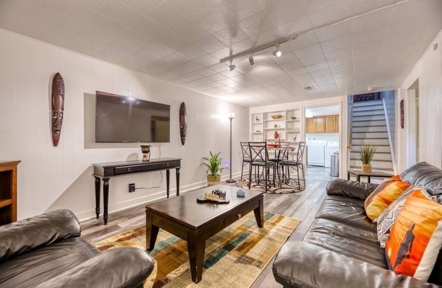 Cat-Friendly Garden-Level Transitional Suite
