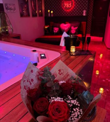SUITE 785 Chambre Jacuzzi Sauna