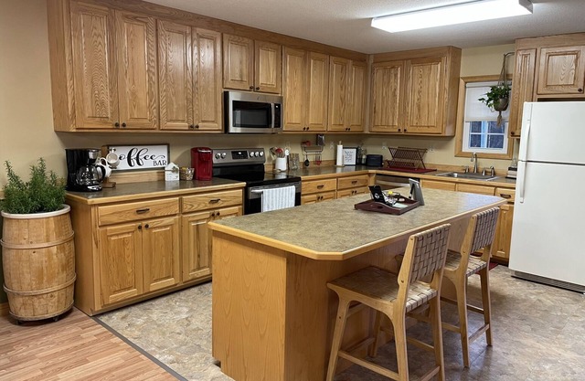Suite Bee Studio Apartment; North Main Street with Creekside Deck