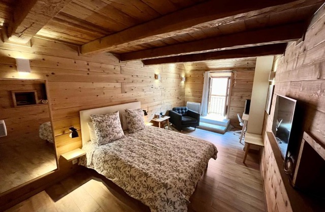 Suite "chalet" dans maison de village