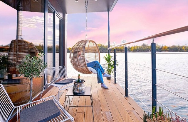 Suite 5* : Nid d'amour sur l'eau avec Jacuzzi ( 40' de Paris)