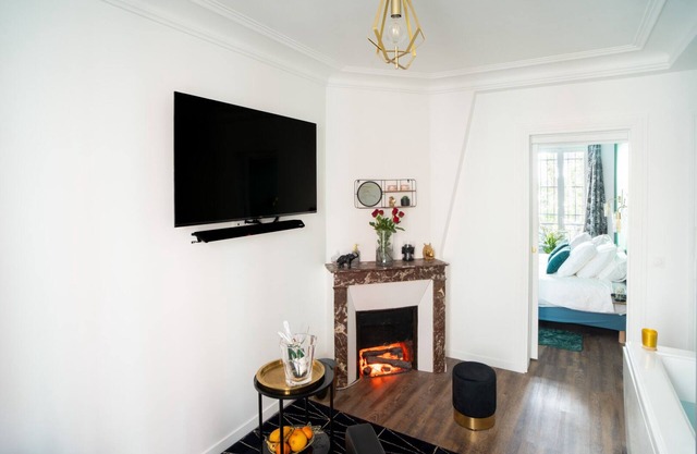 Suite L'éclipse Paris, logement avec jacuzzi à 10 minutes